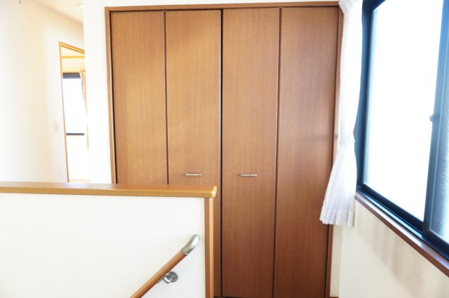 越谷市大字弥十郎 中古戸建の収納|2階 廊下 