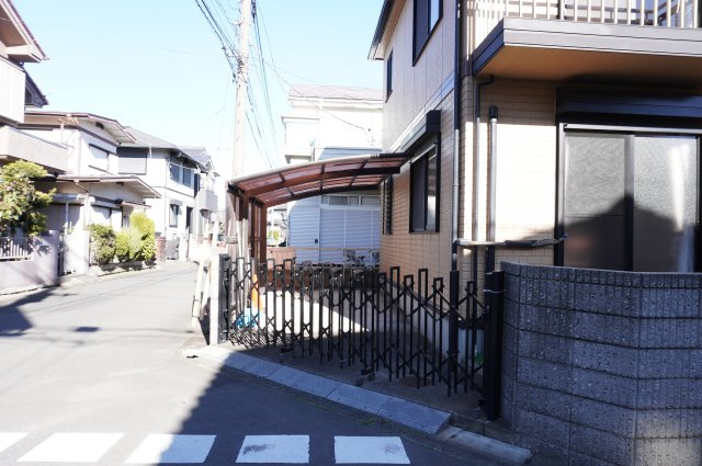 越谷市大字弥十郎 中古戸建の駐車場