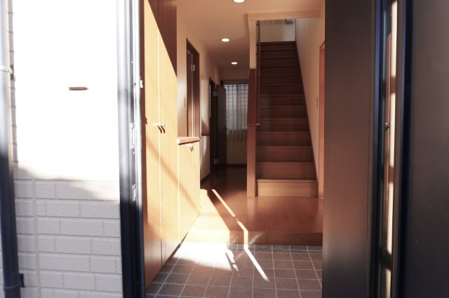 越谷市大字弥十郎 中古戸建の玄関