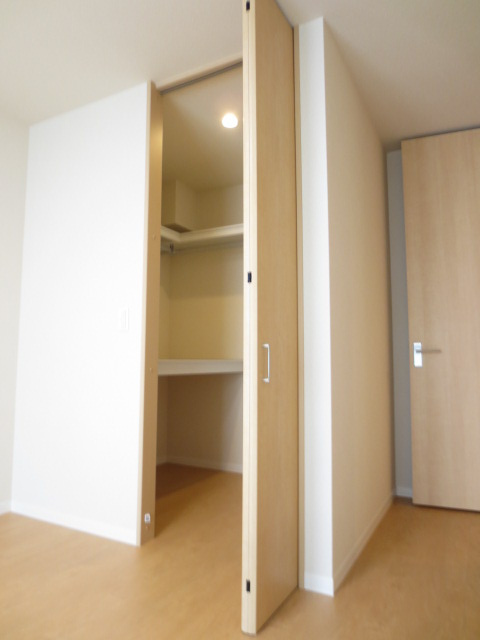 ハープアベニュー長岡京の収納|洋室7.4帖　ウォークインクローゼット