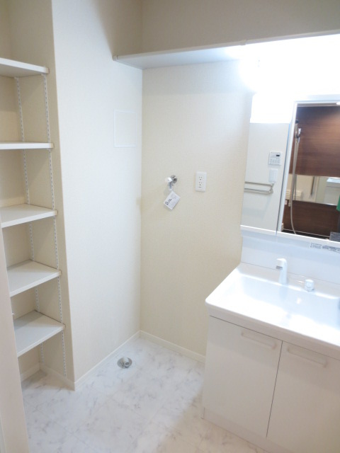 ハープアベニュー長岡京の洗面所|収納棚付き