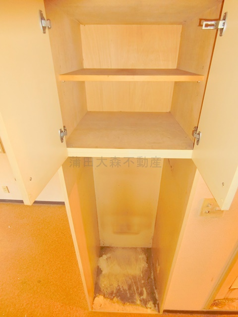 スカイコート蒲田のキッチン|吊り棚と冷蔵庫置き場