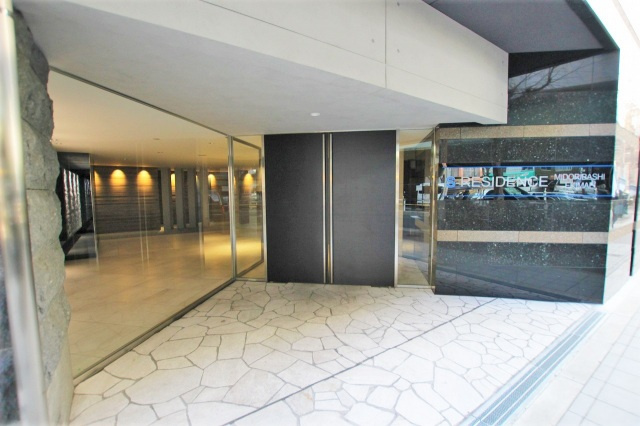 S-RESIDENCE緑橋駅前のエントランス