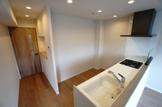 【キッチン】 | 【上質リノベ】ロッコーマンション京橋川コーポ | 【キッチンスペース】
リビングに面した明るい対面キッチンにリノベーション！
キッチン天板は白、収納扉は木調をセレクトし、優しい雰囲気を醸し出しています。
また、多機能で毎日の家事を手助けしてくれます！