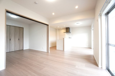 【居間・リビング】 | 【上質リノベ】ロッコーマンション京橋川コーポ | 【約17.2帖LDK】
デザインリフォームされた室内は
良い雰囲気になっております。
リノベーションで付加価値をプラスし、
ただの『住まい』ではなく『癒しのある空間』
に仕上がっております♪