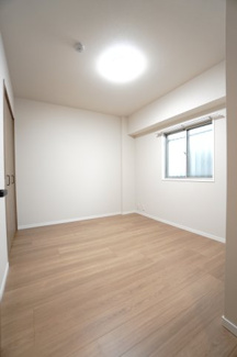 【洋室】 | 【上質リノベ】ロッコーマンション京橋川コーポ | 【洋室約5.7帖】
心と体をゆったりと安らげる主寝室。
寝室のゆとりが大きい分だけ、
暮らしの安らぎは深まります。
一日の疲れを癒すだけでなく、
ご夫婦の親密な語らいを紡ぎ出します。