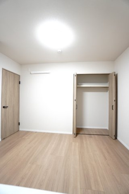 【洋室】 | 【上質リノベ】ロッコーマンション京橋川コーポ | 【洋室約5.7帖】
どんな家具や敷物でも部屋に馴染みやすく、
コーディネートがし易そうですね。
配置も柔軟に対応できるので身の回りの整理もし易い！
自分好みの空間に出来そうですね！