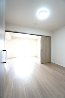 【洋室】 | 【上質リノベ】ロッコーマンション京橋川コーポ | 【洋室約5.5帖】
在宅勤務・リモートワークの書斎や、
趣味やくつろぎのスペースとしても。
家族と一緒に楽しい時間を過ごす中にも、
一人でくつろげる時間と場所は特に良いですね。