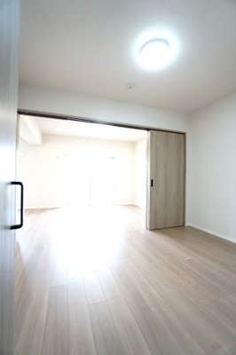 【洋室】 | 【上質リノベ】ロッコーマンション京橋川コーポ | 【洋室約5.5帖】
在宅勤務・リモートワークの書斎や、
趣味やくつろぎのスペースとしても。
家族と一緒に楽しい時間を過ごす中にも、
一人でくつろげる時間と場所は特に良いですね。