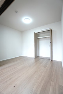 【洋室】 | 【上質リノベ】ロッコーマンション京橋川コーポ | 【洋室約5.5帖】
将来、ライフスタイルや家族構成が変わった時等、
第2子供部屋としても活用できそうですね！
勿論、壁掛けエアコンも取付が出来ますので、
快適な居室環境で過ごせそうです！