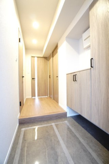 【玄関】 | 【上質リノベ】ロッコーマンション京橋川コーポ | 【玄関ホール】
人を迎え入れる最初の場所だからこそ、
清潔感があり纏まった空間にして頂ける様に
大型のシューズBOX。
照明はオートライト。消し忘れや
出入りが暗くならなく済みます！