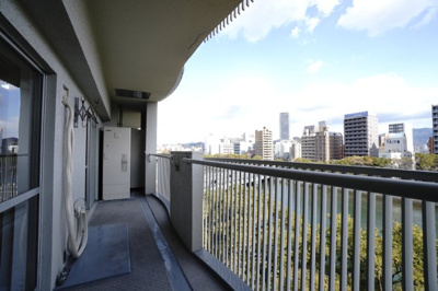 【バルコニー】 | 【上質リノベ】ロッコーマンション京橋川コーポ | 【バルコニー】
リビング全面が接するワイドバルコニー。
前面の建物が邪魔することなくよく陽が当たり、お洗濯物もすぐ乾きそう！
この位の広さがあると、エアコン室外機を置いても十分なスペースを保てます。