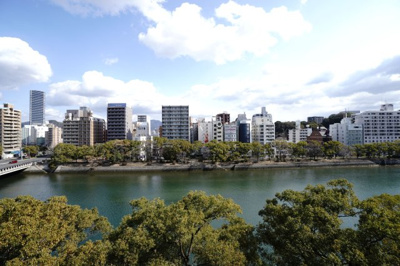 【展望】 | 【上質リノベ】ロッコーマンション京橋川コーポ | 【四季を感じる】
四季の移ろい・爽やかな青空や風を感じられ
自然を愉しめるパノラマビュー。
毎日の暮らしに余裕を感じさせてくれる、
遮る物の無い開放的な眺望を是非、ご堪能ください。