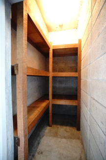 【設備】 | 【上質リノベ】ロッコーマンション京橋川コーポ | 【約1.7帖トランクルーム】
季節モノの収納やアウトドア用品の保管に便利な、無償トランクルーム付き。
お部屋の中をすっきり保てる、暮らしを整える＋αの収納空間です。