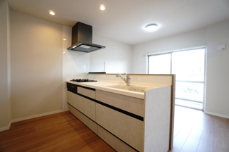 【キッチン】 | 【上質リノベ】ロッコーマンション京橋川コーポ | 【キッチンスペース】
木目のやさしさと白の清潔感が調和した、美しく整ったキッチン。
お気に入りの器が似合うこの場所で、料理の時間がちょっと特別に。
誰かを招きたくなるような、気分の上がる空間です。