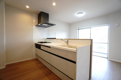 【キッチン】 | 【上質リノベ】ロッコーマンション京橋川コーポ | 【キッチンスペース】
木目のやさしさと白の清潔感が調和した、美しく整ったキッチン。
お気に入りの器が似合うこの場所で、料理の時間がちょっと特別に。
誰かを招きたくなるような、気分の上がる空間です。