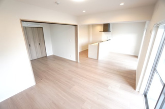 【居間・リビング】 | 【上質リノベ】ロッコーマンション京橋川コーポ | 【約17.2帖LDK】
今回のリノベーションスタイルは「ナチュラルモダン」
無駄のないシンプルなラインと、落ち着いた色調が特徴ですが、
どこかデザイナーズリノベのような感じにもなっています。