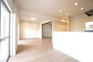 【居間・リビング】 | 【上質リノベ】ロッコーマンション京橋川コーポ | 【約17.2帖LDK】
無駄のないラインで構成された、すっきりとした広がりのLDK。
視界が抜ける設計とキッチンの存在感が、空間全体の完成度を高めています。
生活動線も美しく整い機能とデザインが両立。