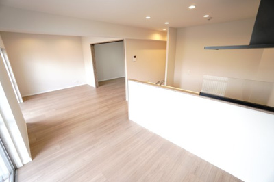 【居間・リビング】 | 【上質リノベ】ロッコーマンション京橋川コーポ | 【約17.2帖LDK】
今回のリノベーションスタイルは「ナチュラルモダン」
無駄のないシンプルなラインと、落ち着いた色調が特徴ですが、
どこかデザイナーズリノベのような感じにもなっています。