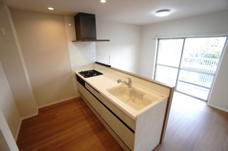 【キッチン】 | 【上質リノベ】ロッコーマンション京橋川コーポ | 【キッチンスペース】
ルーセントキッチンに立つと、正面に広がるリバーフロントの景色に
自然とテンションも上がる♪
料理の手も止まるほど、毎日の家事時間が少し特別に。
朝も夕方も、水辺のきらめきを感じる