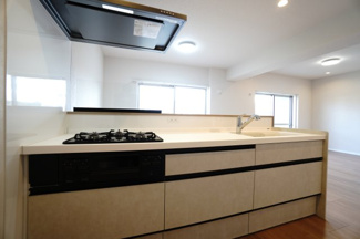 【キッチン】 | 【上質リノベ】ロッコーマンション京橋川コーポ | ☆キッチンの特徴☆
・クリナップ社製
・アクリストンワークトップ
・浄水器一体型ハンドシャワー水栓
・一度に5人分食器洗い乾燥機は後付け可能
・フラットスリムレンジフード
・換気扇幕板が他の面材と同色