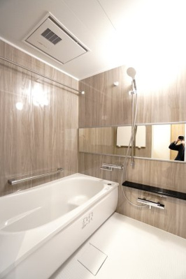 【浴室】 | 【上質リノベ】ロッコーマンション京橋川コーポ | 【バスルーム】
TOTO社製RWシリーズは
「ゆるリラ浴槽」「カラリ床」で独自の技術によりバスタイムを
よりよく演出してくれます！
更に、浴室暖房乾燥機が標準設備！
お手入れが楽なシステムバスです。