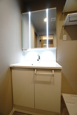 【独立洗面台】 | 【上質リノベ】ロッコーマンション京橋川コーポ | 【コスメカウンター】
Panasonic社製！
場所を選ばず設置できるスリムタイプ
清潔と快適と美しさを備えた充実機能＆シンプルで、
手間いらずのライフアップ・ドレッサーとなっています。