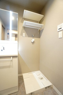 【独立洗面台】 | 【上質リノベ】ロッコーマンション京橋川コーポ | 【パウダールーム】
嬉しい、タオル掛け付きの2段可動式のリネンラック。
しかも装着が楽なワンタッチ式の給水栓！
洗濯機置場はドラム式の洗濯機も入るサイズですが、
お手持ちのサイズが入るか要確認です！