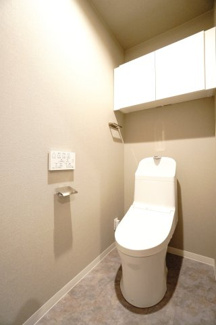 【トイレ】 | 【上質リノベ】ロッコーマンション京橋川コーポ | 【レストルーム】
TOTO社製！
きれいをまもるせいけつトイレ！
お掃除はサッとひとふきで完了！
少ない水で、汚れをしっかり洗い流します。
手洗い機能付きでもしもの時も慌てない！
キャビネット付。
