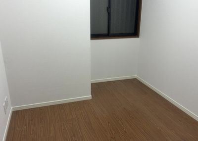 【洋室】 | プラタスガーデンつきみ野 | 洋室のメリットは重い家具が置きやすく、身の回りが整理しやすいことです。 床がフローリングのため畳とは異なり凹みにくいです。 クローゼットなど収納が豊富で、普段使わない旅行カバンや服の整頓も簡単にです。