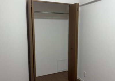 【収納】 | プラタスガーデンつきみ野 | デザイン性を重視しすぎて収納が少なかった！なんてことにならないため、事前に現地で収納の数を確認しておくことをお勧めします。クローゼット以外にも床下収納や屋根裏収納、パントリーなどもチェックしましょう。