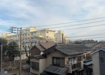 【展望】 | プラタスガーデンつきみ野 | 眺望の良さを楽しめるダイニングキッチンで家族団らんの時間を過ごしてはいかがでしょうか。バルコニーから見える景色を家族で眺める時間は、時間が経つのを忘れてしまいそうですね。是非、現地を見に行きましょう！