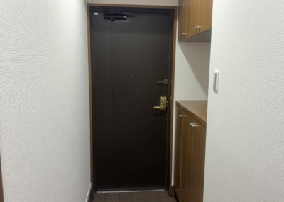 【玄関】 | プラタスガーデンつきみ野 | 玄関は家の顔でもあり、家族以外の目にも止まる場所です。玄関は外との間を仕切る扉、靴などをしまっておく収納スペース、靴脱ぎのたたきスペース、来客とのやり取りをするドアホンなど複数のアイテムからなります。