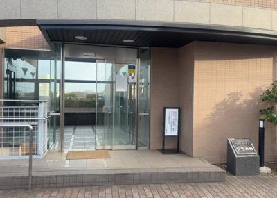 【エントランス】 | プラタスガーデンつきみ野 | マンションのエントランスには、もともと風よけや防犯の役割がありますが、マンションによって宅配ボックスなどの設備が備わっている所もあります。日々の生活をイメージしながら生活しやすさをチェックしましょう。