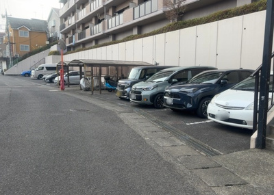 【駐車場】 | プラタスガーデンつきみ野 | 車一台あたりに必要なスペースは、標準サイズの普通自動車で横幅2m50cm、長さ5mは必要になります。ただし、乗降のことも考慮して横幅3m30cm、長さ5m50cmほどは確保できるところを選びましょう。