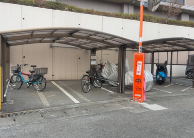 【駐輪場】 | プラタスガーデンつきみ野 | マンションの駐輪場は、事前に空きがあるか確認を取ると安心です。せっかく入居したのに駐輪スペースがない！なんてことになったら大変ですよね。そこで、内見時や購入前にはまず事前に確認しておくと良いでしょう。
