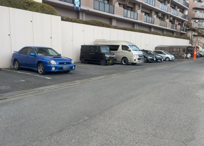 【駐車場】 | プラタスガーデンつきみ野 | 駐車場と明記されていても、最小スペースでつくられた駐車場だと大型車は駐車できなかったり、出入りしにくくなったりする可能性があります。お車のサイズと購入したい物件の駐車場のサイズを現地で確認しましょう。