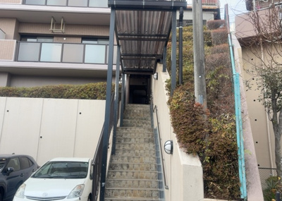 【庭】 | プラタスガーデンつきみ野 | 物件によっては、入居者が個人的に使用できる専用庭がついているものもあります。また、住宅の中にある土間の部分を庭と呼ぶこともあります。庭の用途は住む人によって変わり、それによってデザインもさまざまです。