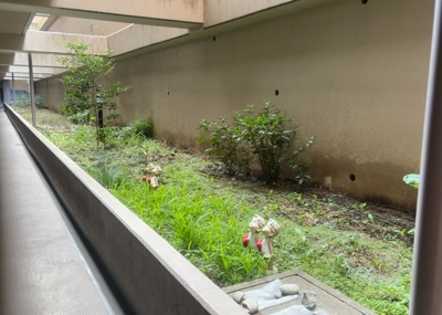 【中庭】 | プラタスガーデンつきみ野 | 中庭（パティオ）とは、一つの建築物の内部に設けられた、壁などで囲われている庭のことを指します。コの字型、ロの字型が主流ですが、L字型の中庭もあります。最近では、インテリア性の高さからも人気があります。