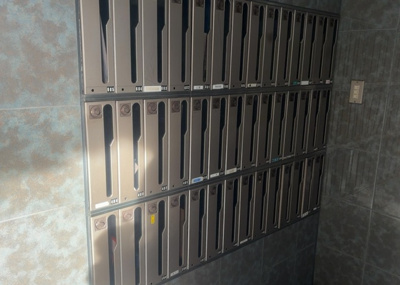 【設備】 | プラタスガーデンつきみ野 | エントランス付近に設置されている集合ポストは、住んでいる部屋と離れているため、ポストをあさるなど誰かに何かされていても被害に気づきにくいです。入居する時には他人に特定されにくい番号で鍵をかけましょう！