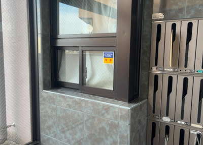 【受付】 | プラタスガーデンつきみ野 | 受付はマンションコンシェルジュがいる場合もあれば、管理人が滞在する小部屋を総称して呼ぶことがあります。主にエントランスに設置されていることから、防犯面でも期待ができます。防犯設備がない場合はより安心！