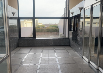 【ロビー】 | プラタスガーデンつきみ野 | ラウンジは、マンションの共用スペースに椅子やテーブルなどを配置した利用者が寛げる空間です。屋内型ラウンジと屋外型ラウンジがあります。共用部分の管理状況と合わせて、詳細については現地でご確認ください。