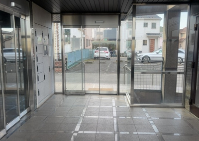 【ロビー】 | プラタスガーデンつきみ野 | ロビーというと、エントランスと何がちがうの？と思いますよね。実はロビーとエントランスには明確な決まりはありません。物件によっては、エントランスを入って広がるある程度の広さのある空間がロビーとなります。