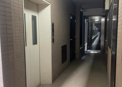 【その他共用部分】 | プラタスガーデンつきみ野 | 共有部分は、住民なら誰もが使える設備のこと。例えば駐車場やエレベーター、インターネット設備、セキュリティ設備などがあります。他にも、マンションの廊下・外部階段やエントランス・ゴミ置き場などがあります。