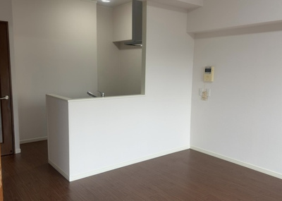 【キッチン】 | プラタスガーデンつきみ野 | L型アイランドタイプは、キッチンからダイニングにもリビングにも目が行き届くので、とても使いやすい配置です。L字型独立タイプは、キッチンを独立させてるためLDKというよりもLDといった様なイメージです。