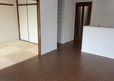 【居間・リビング】 | プラタスガーデンつきみ野 | 直線タイプはLとDKを一直線に並べた形で対面キッチンのタイプです。一般的なのでよく見かけるかもしれません。直線タイプに似た直接アイランドタイプは、キッチンとダイニングの間に壁がない分広く感じられます。