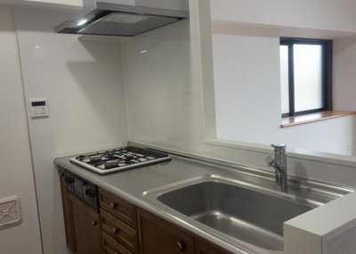 【キッチン】 | プラタスガーデンつきみ野 | 標準的なシステムキッチンの横幅は、165cm～300cm程度です。2100・2400・2550・2700などミリ単位で表記されます。普段どのように料理をするのかを想定しながら合ったサイズを選びましょう