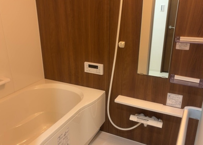 【浴室】 | プラタスガーデンつきみ野 | 入浴時の快適さも大事なことですが、綺麗な状態を維持できなければ気持ちよく入浴できません。毎日の掃除が楽という点は大事なポイントになります！カビが生えにくく掃除がしやすい、壁や浴槽を選ぶといいでしょう。