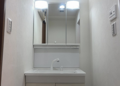 【独立洗面台】 | プラタスガーデンつきみ野 | 洗面化粧台では顔を洗ったり、身だしなみを整えることが本来の使い方ですが、用途によっては洗面化粧台に求められる機能が違ってくるため、ご自身や家族のライフスタイルに合ったものを選ぶことをおすすめ致します。