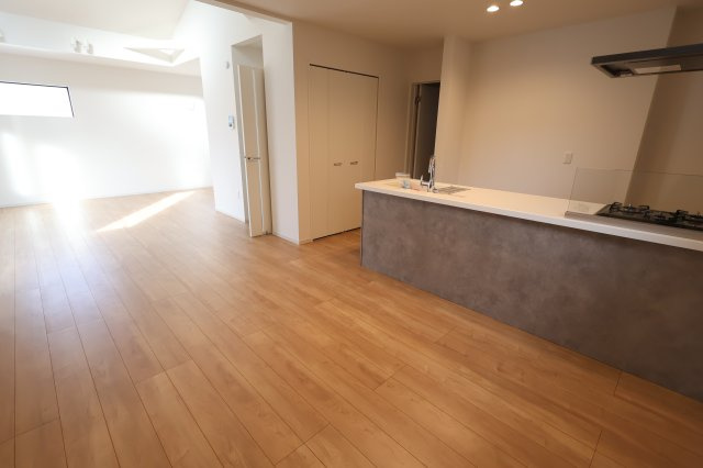 《仲介手数料無料》南区神明２丁目1-11(全1戸)新築一戸建てKEIAI GRACEの居間・リビング